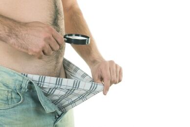 Bir adam penisine bakar, boyutunu büyütmek ister